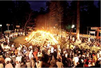 大崎八幡宮のどんと祭の光景