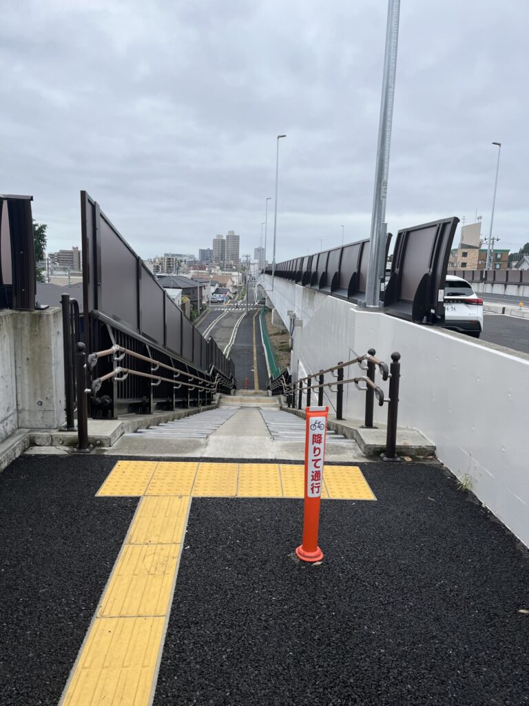 新しい跨線橋の階段